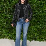 Modell Buklé kabátban pózol