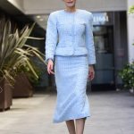 Modell Buklé kabátban pózol