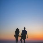 szerelmespár sziluettje a naplementében