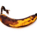 Egy darab túlérett, nagyon barna banán