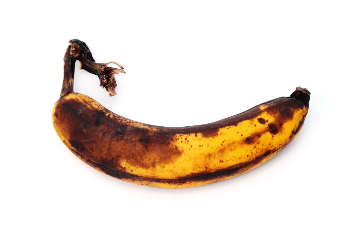 Egy darab túlérett, nagyon barna banán
