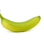 Egy darab zöld, éretlen banán fehér háttéren