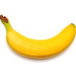 Egy darab félig érett (sárgás-zöld) banán fehér háttéren