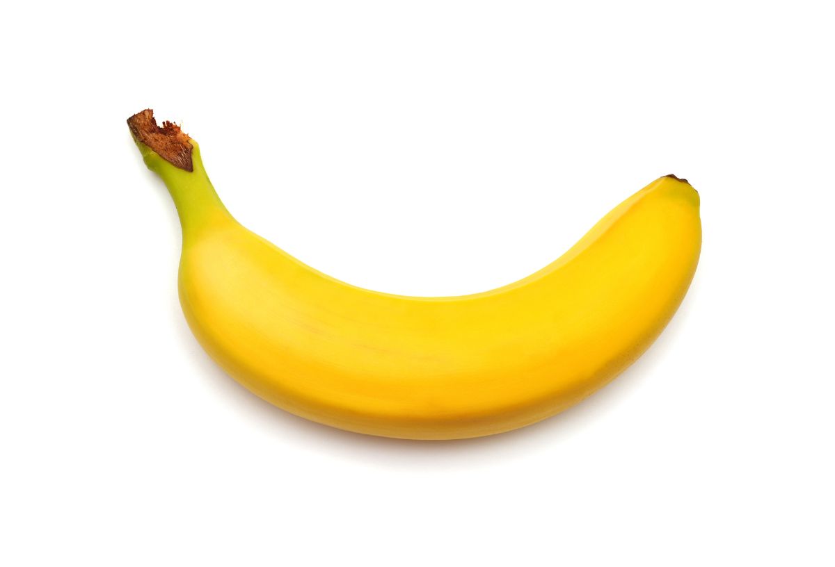 Egy darab félig érett (sárgás-zöld) banán fehér háttéren
