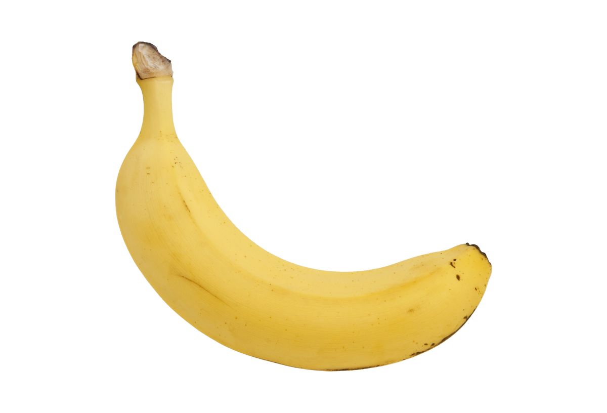 Egy darab élénksárga, érett banán fehér háttéren
