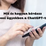 Nő a telefonját nyomkodja