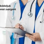 Férfi és női orvos köpenyben és sztetoszkóppal a nyakukban orvosi leletet néz
