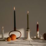 Kerámia gyertyatartók különböző gyertyákkal adventi koszorúként