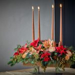 Virágtartó mikulásvirággal, téli zöldekkel, benne négy hosszú, karcsú adventi gyertya