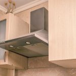 Konyhai szagelszívó a felső konyhaszekrények között