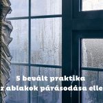 Kék ablakkeret, erősen párás ablaküvegek, fodros függöny elhúzva