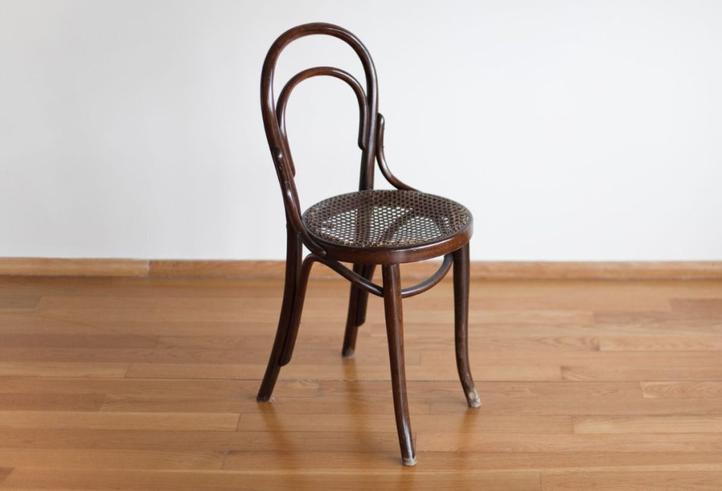 Sötétbarna Thonet-szék üres szobában