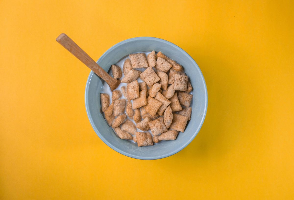 Cini Minis gabonapehely tejjel leöntve kék tálkában sárga háttérrel