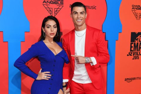 A kék ruhát viselő Georgina Rodriguez és a piros öltönyös Cristiano Ronaldo részt vesznek a 2019-es MTV EMA-gálán 2019. november 3-án, Sevillában