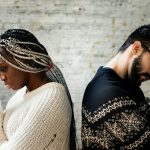 Nő és férfi egymásnak háttal állva, szomorúan