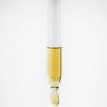 Pipetta sárgás színű folyadékkal