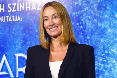 A mosolygó, kosztümöt viselő Epres Panni a Jégvarázs című musical premiere a Madách Színházban