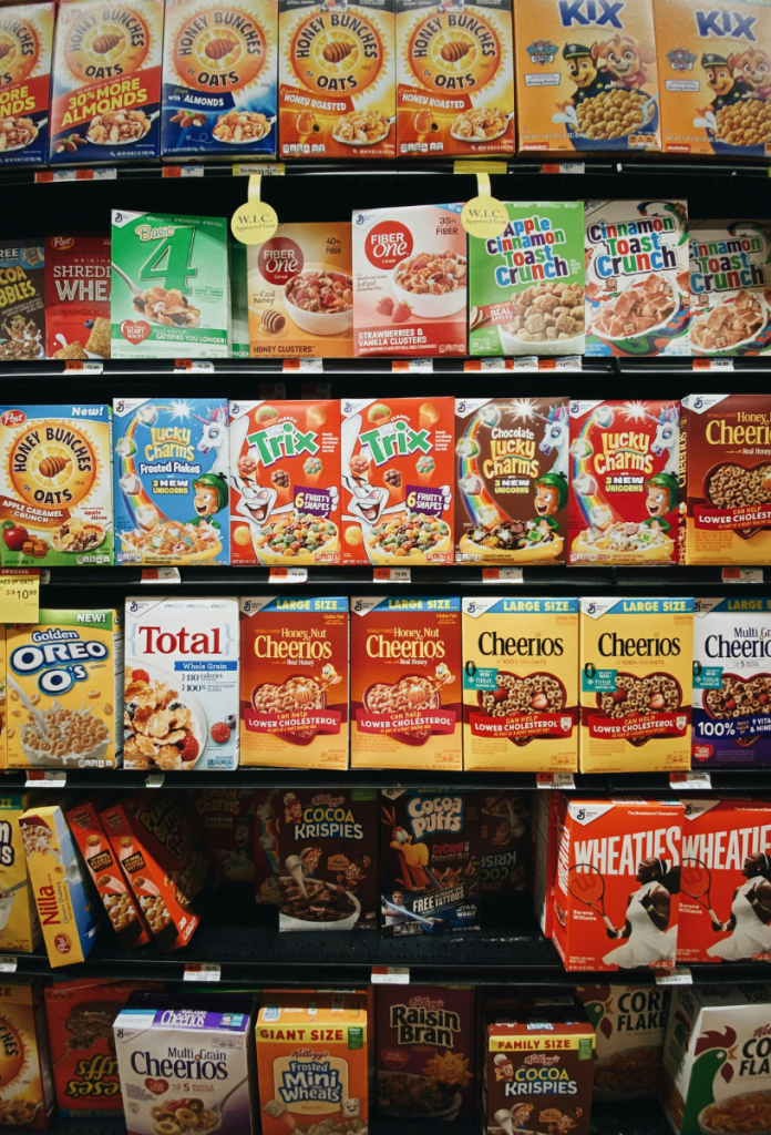 Különböző gabonapelyhek bolt polcain