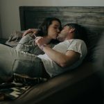 1. A jelenben él, és nyitott az ágyban Ha a párod jelen van, magabiztos és nyitott, az a szerelem jele lehet. Abból, ahogyan rád néz vagy megérint, érezni fogod, mennyire nyitott. Lehet, hogy van bátorsága érzelmi kockázatokat vállalni, hogy megmutassa, ki ő valójában, azzal, hogy megkérdezi, mit szeretnél, vagy elmondja a vágyait.