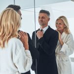 Férfi és nő a tükör előtt áll, büszkén nézik egymást