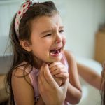 Kislány vigasztalhatatlanul sír