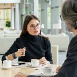 1. Bátran meghúzod a határaidat és nem magyarázkodsz miattuk: Amikor valaki meglelte a belső békéjét, már nem érzi kötelességének elmagyarázni másoknak a határait, egyszerűen csak meghúzza őket. Ez az újonnan megtalált értéktudatából és abból fakad, hogy magabiztosabbá válik abban, hogy ki is önmaga, és mit tolerál, illetve mit nem.