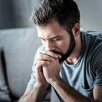 Férfi magába roskadva ül