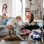 Egy anya egy kupis lakásban két kisgyerekkel