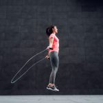 Fiatal nő ugrókötelezik