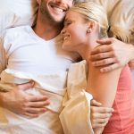 3. Gyengéden bánik veled Egy másik figyelendő viselkedési forma, ha a gyengédség kiemelt helyen szerepel a listáján, mert az sokat elárulhat arról, hogy mi van a szívében. Ha hajlandó erőfeszítéseket tenni azért, hogy időt töltsön veled, talán csókokkal halmoz el, simogat, akkor tudod, hogy igazi kapcsolat van köztetek, és ez nem csak szexuális élvezet.