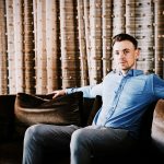 Férfi ül a kanapén