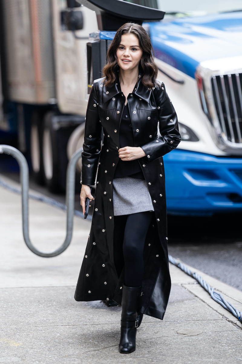 Selena Gomez hosszú fekete kabátban 2025. június 9-én a Gyilkos a házban forgatásán