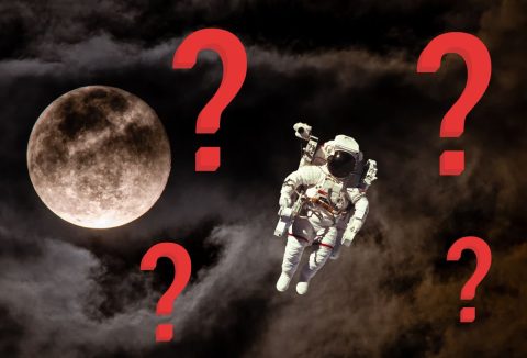 Éjszakai égbolt, telihold, asztronauta, piros kérdőjelek
