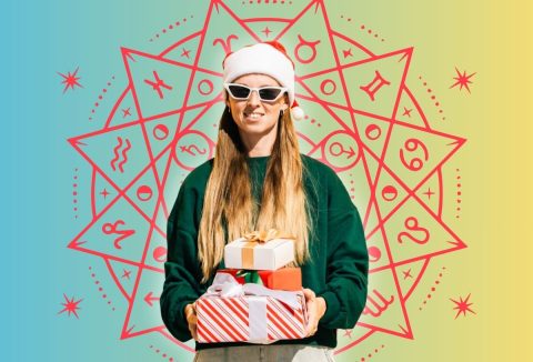 Egy mikulássapkás nő ajándékokat tart, háttérben horoszkóp szimbólum