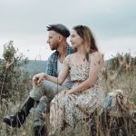 3. Számodra előnyös párkapcsolati döntéseket hozol: Ahelyett, hogy annyira mások kedvében járna, és azért tenne dolgokat, mert mások ezt akarják, valaki, aki békére lelt az életben, olyan kapcsolati döntéseket fog hozni, amelyek a saját jólétét szolgálják.