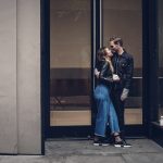 Nő flörtöl egy randevún