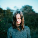 3. Túl sok emléke van Néhány nő nehezebben bocsát meg másoknak idősebb korban. Ez annak tudható be, hogy hosszú távú memóriájuk évekre visszanyúló múltbeli fájdalmakat tárol. Az érzelmi hatás, amelyet ezek a fájdalmas élmények gyakorolnak a nő emlékezetére, megnehezítheti számára a pozitívabb élmények felidézését.