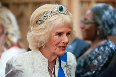 Kamilla királynő fehérruhát, és tiarát visel a diplomáciai testület fogadásán a windsori kastélyba 2025. november 18-án, Windsorban, Angliában