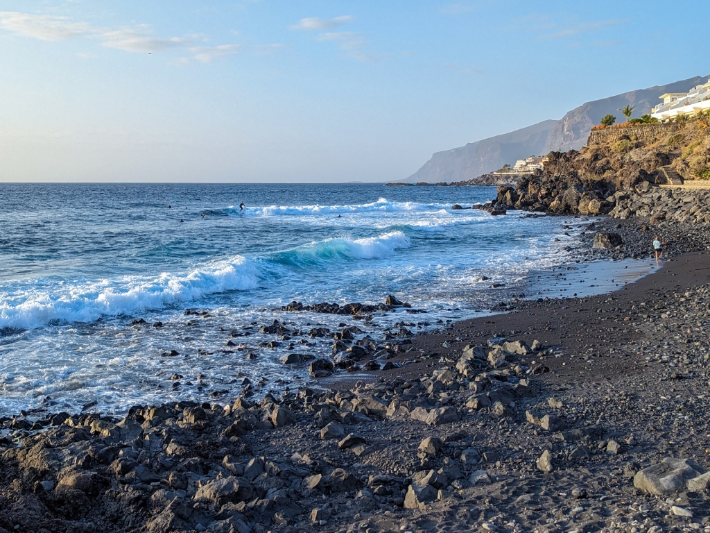 Tenerife egyik gyönyörű, fekete homokos partszakasza