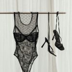 Fekete fehérnemű és magassarkú cipő