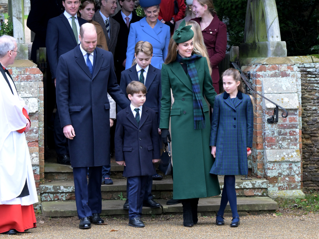 kate-middleton-kaKatalin hercegné és családja 2024 karácsonyán a Szent Mária Magdolna-templom előttracsony-2024