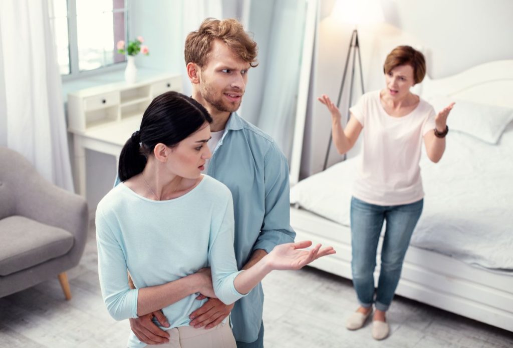 Fiatal pár hátat fordít az anyósnak, veszekednek