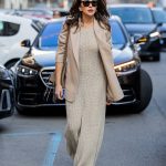 Modell kötött ruhában pózol