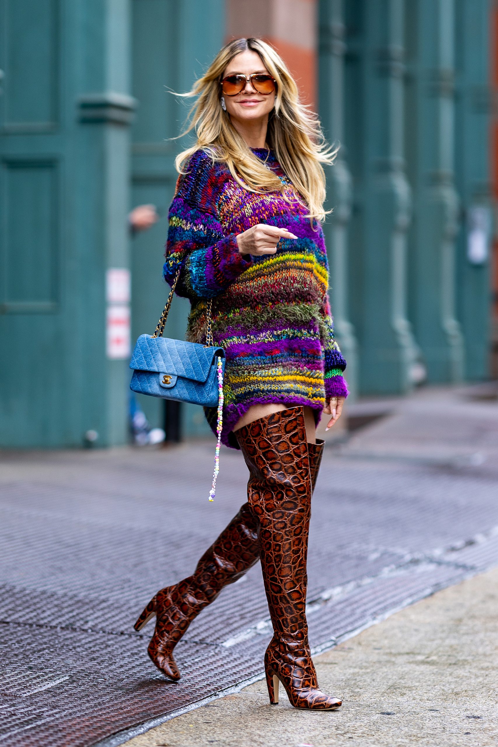 Heidi Klum kötött ruhában pózol