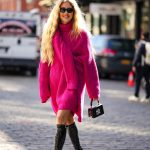 Modell kötött ruhában pózol