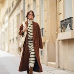 Modell kötött ruhában pózol