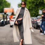 Modell kötött ruhában pózol