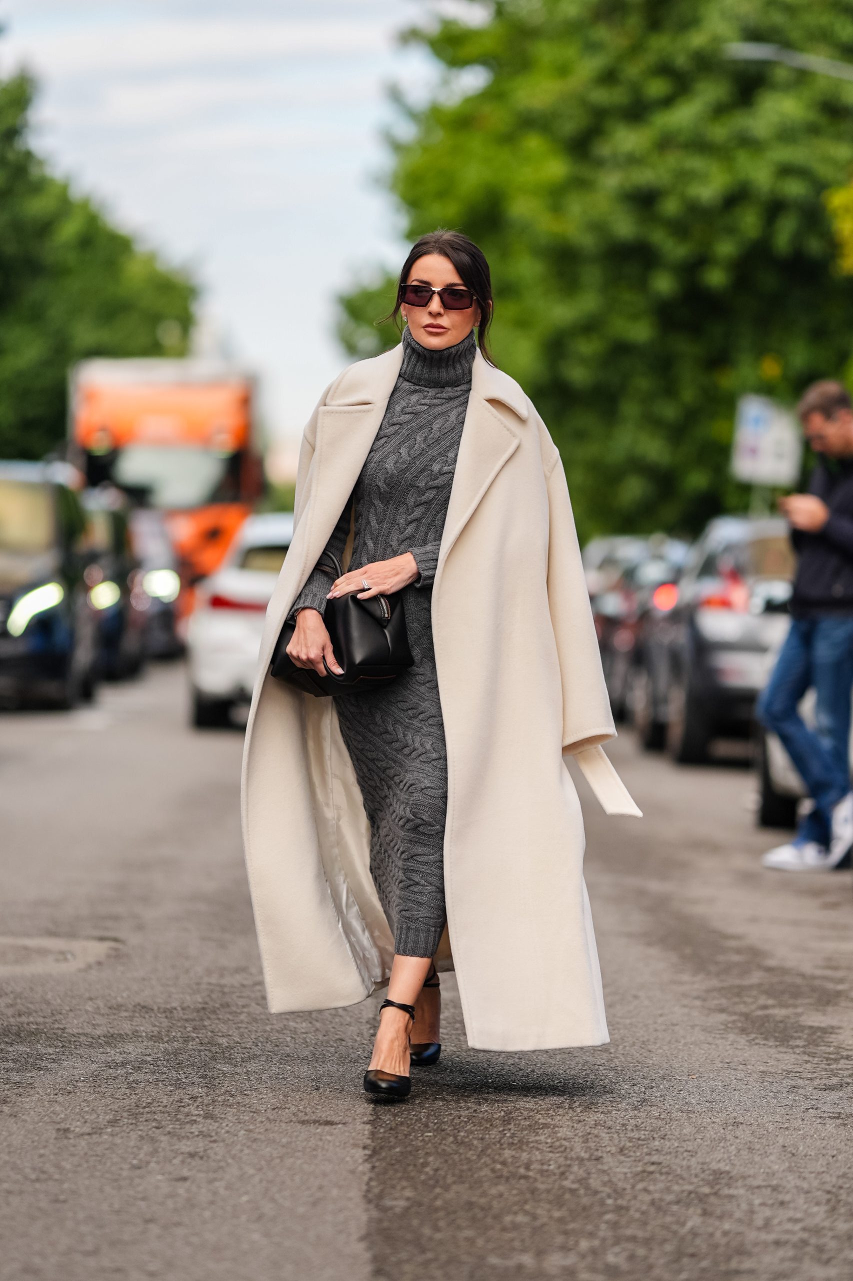 Modell kötött ruhában pózol