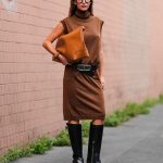 Modell kötött ruhában pózol