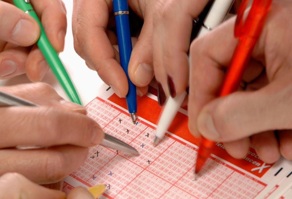 Közös lottókitöltés különböző színű tollakkal